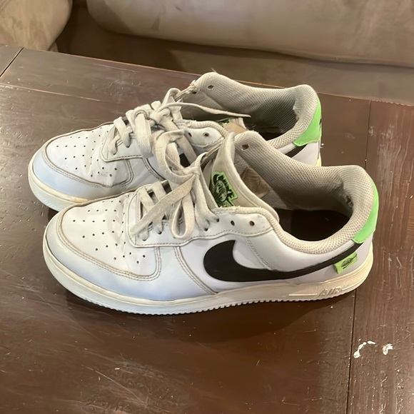 Nike used kicks size worn off men’s 7.5 used needs a good cleaning - Picture 1 of 3